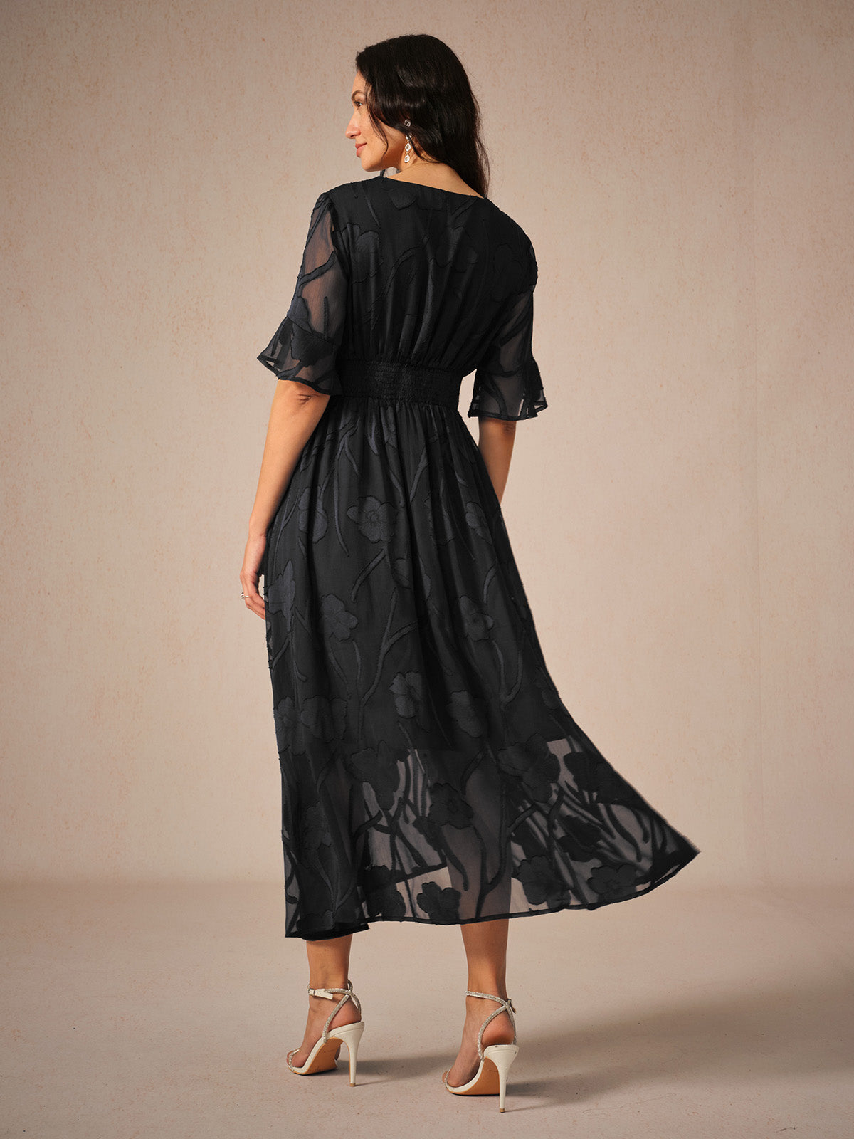 Kyla | Elegant Midi Kjole med Flatterende Ærmer og Blonde Detaljer