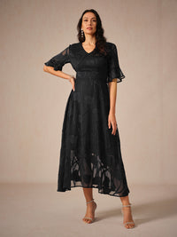 Kyla | Elegant Midi Kjole med Flatterende Ærmer og Blonde Detaljer