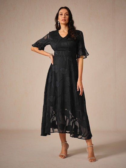 Kyla | Elegant Midi Kjole med Flatterende Ærmer og Blonde Detaljer