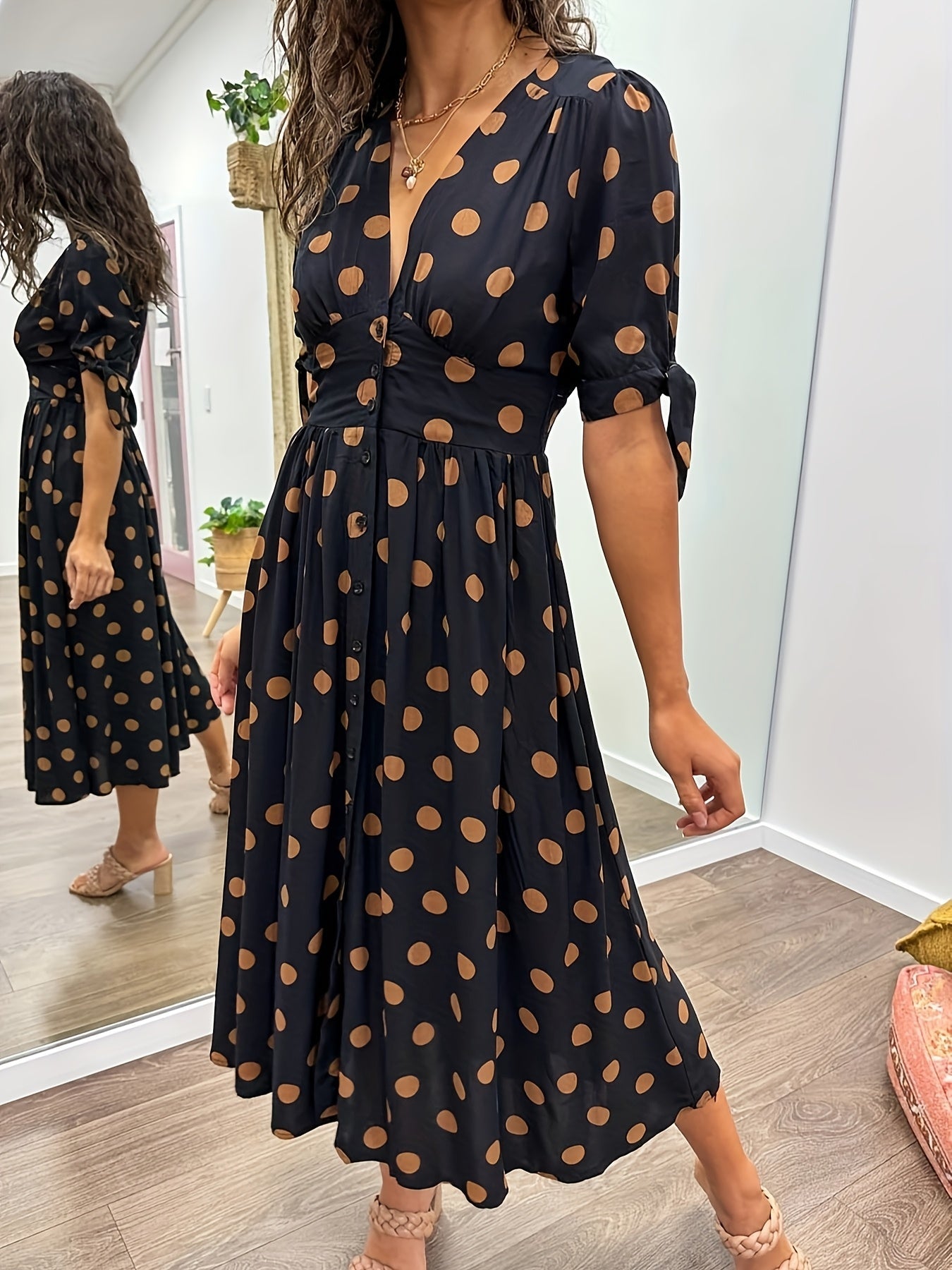 Jade | Chic Polka Dot Midi Kjole til Enhver Lejlighed