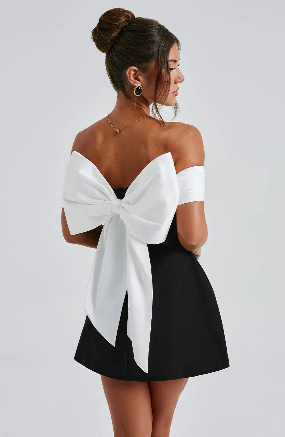 Jessica | Elegant Mini Kjole med Moderne Sløjfedetalje