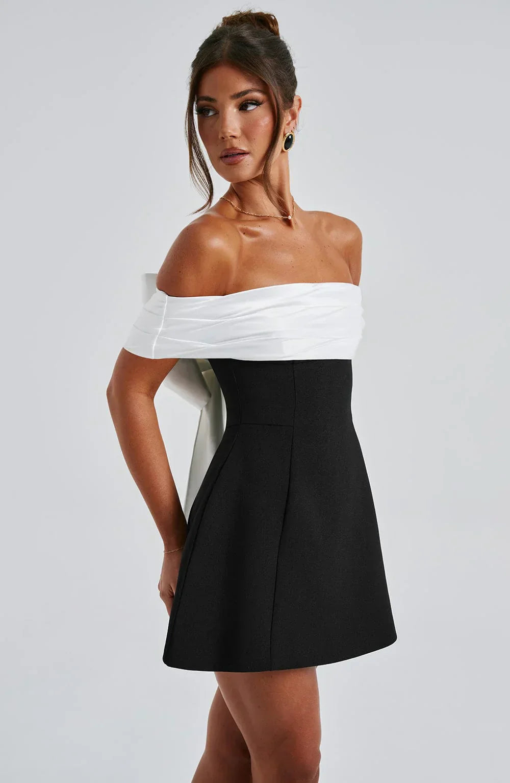Jessica | Elegant Mini Kjole med Moderne Sløjfedetalje