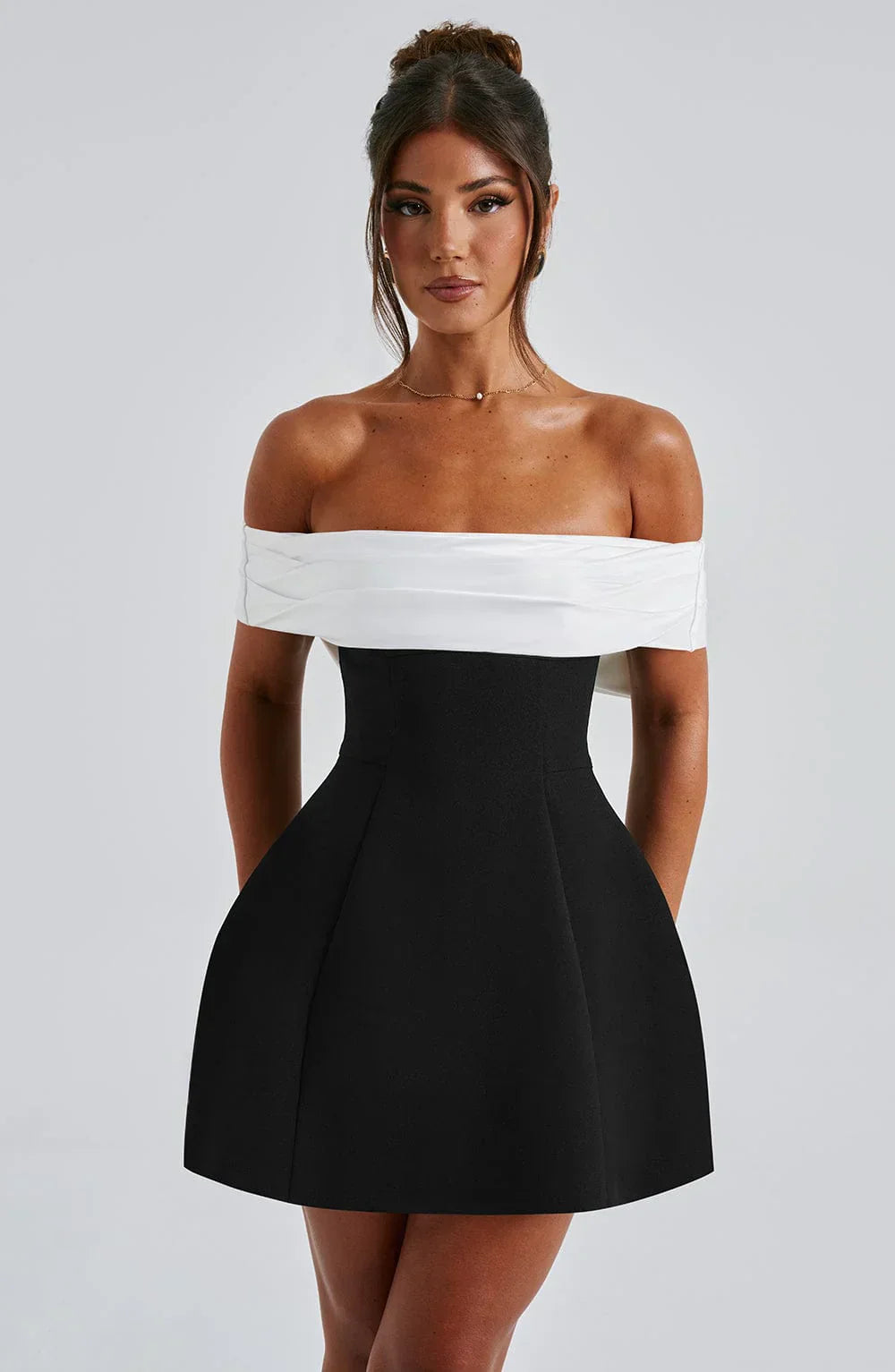 Jessica | Elegant Mini Kjole med Moderne Sløjfedetalje