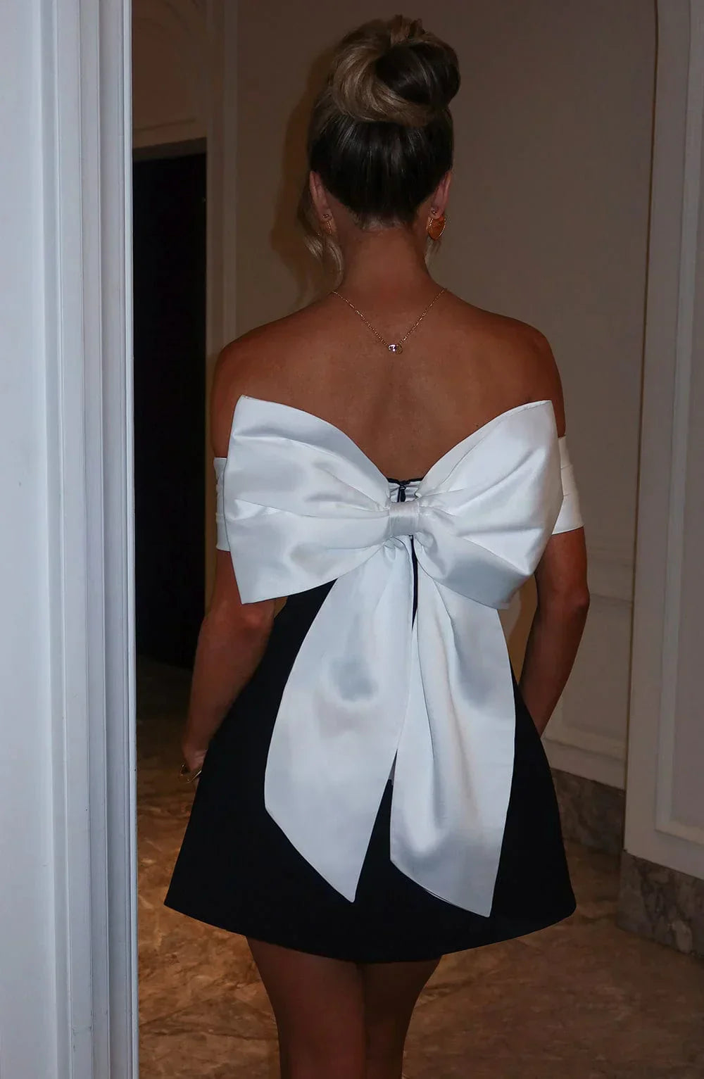 Jessica | Elegant Mini Kjole med Moderne Sløjfedetalje