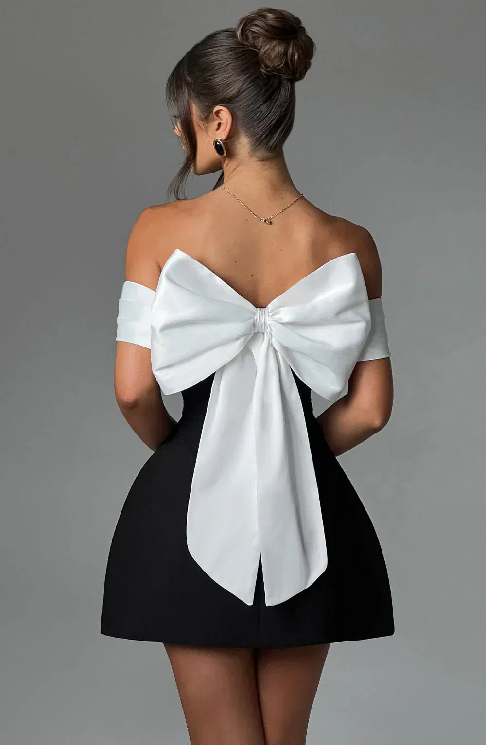 Jessica | Elegant Mini Kjole med Moderne Sløjfedetalje